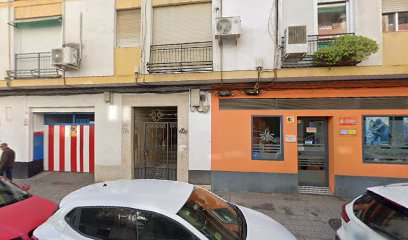 Julio Rodríguez, limpieza manual de automóviles y motocicletas